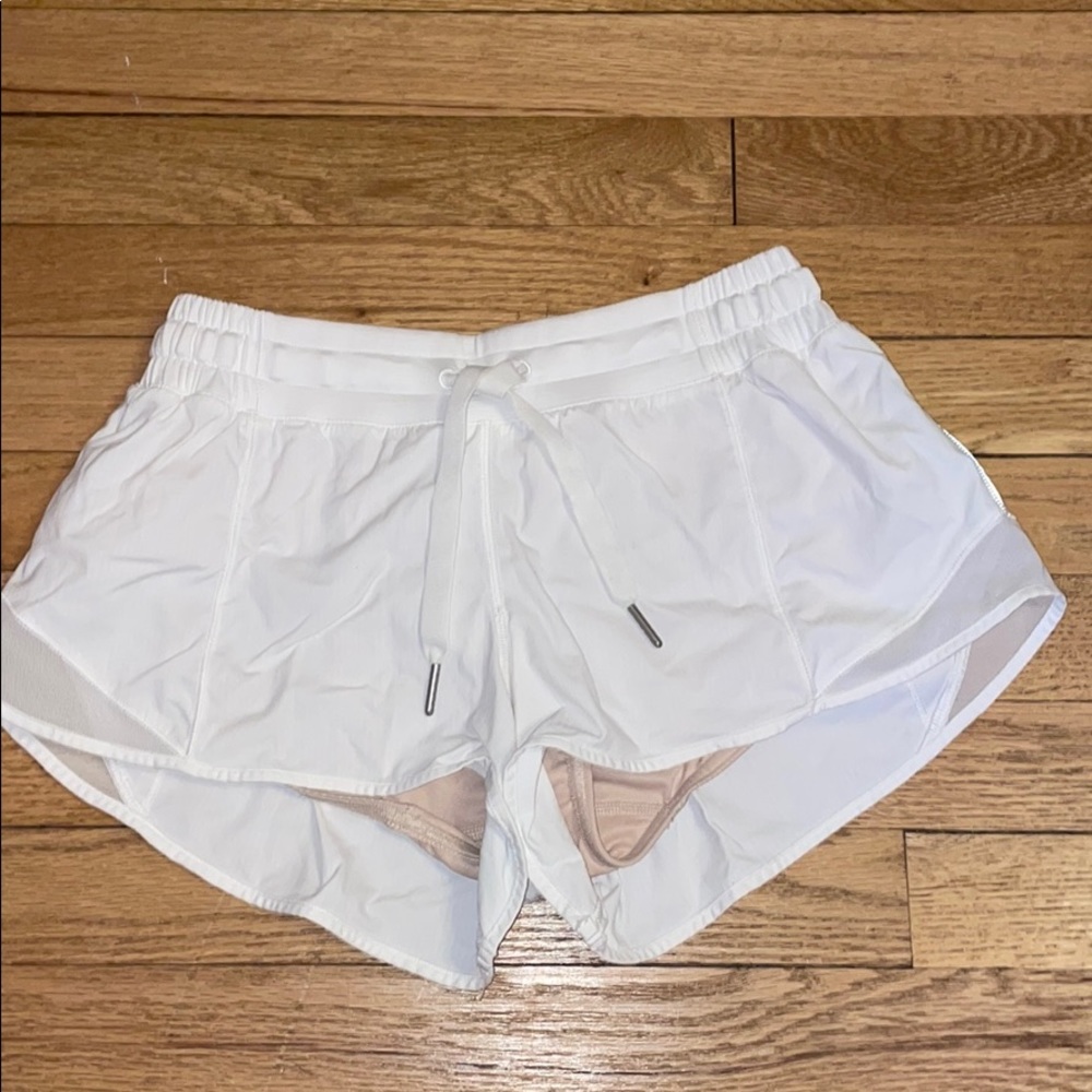Lululemon White Hotty Hot Short 2.5”